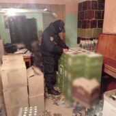 Понад 3 тонни підробленого алкоголю: на Закарпатті затримали чоловіка за незаконну реалізацію