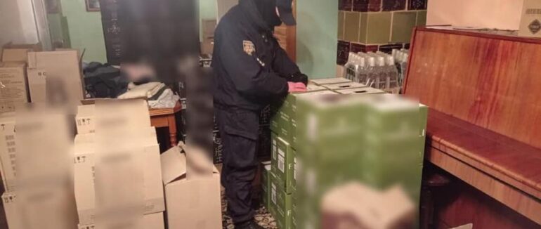Понад 3 тонни підробленого алкоголю: на Закарпатті затримали чоловіка за незаконну реалізацію