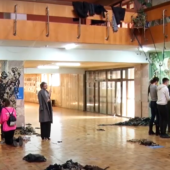 Підтримка тилу: ужгородці плетуть маскувальну сітку для армії (ВІДЕО)