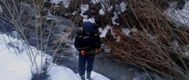 На Закарпатті в гірському потічку знайшли небезпечну знахідку