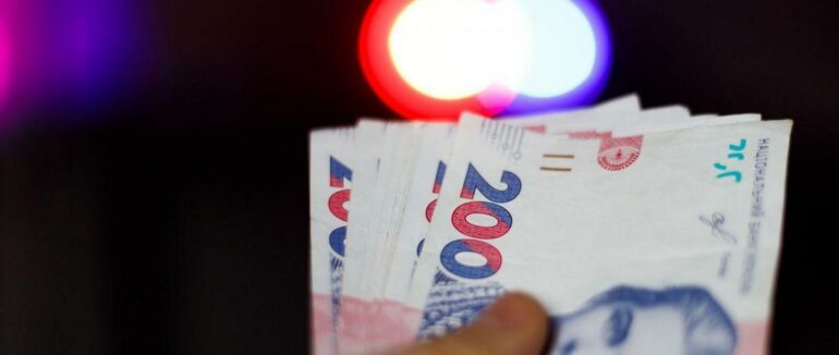 Кому з лютого 2022 року підвищать зарплату