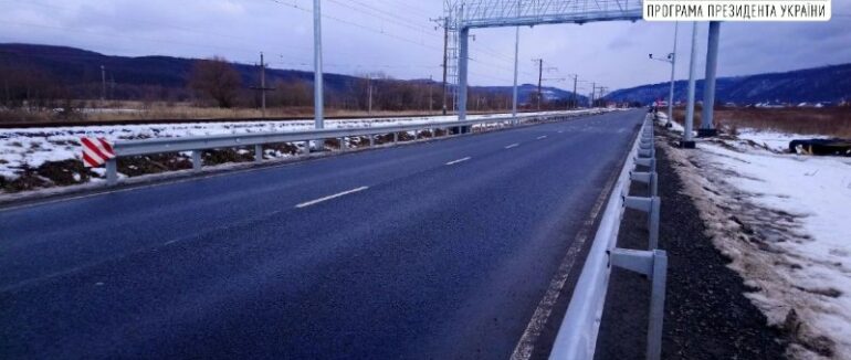 На Ужгородщині зважування вантажівок у русі майже реалізовано: завершують монтаж системи