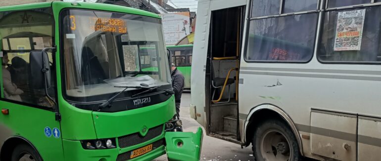 У центрі Мукачева зіткнулись дві маршрутки