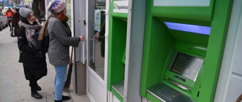 ПриватБанк звернувся до людей через дивні SMS, які надходять клієнтам