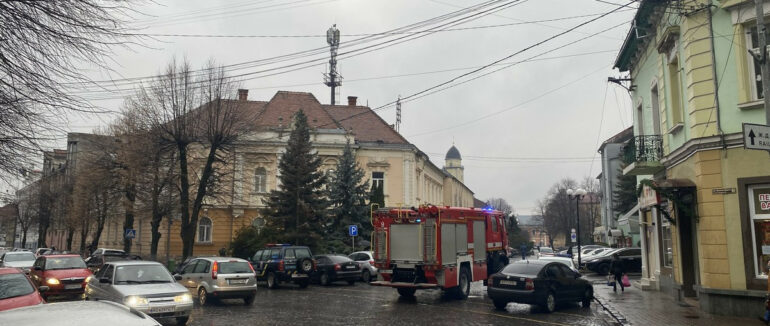 Рятувальники, правоохоронці і вибухотехніки: що відбувалося зранку у центрі Мукачева