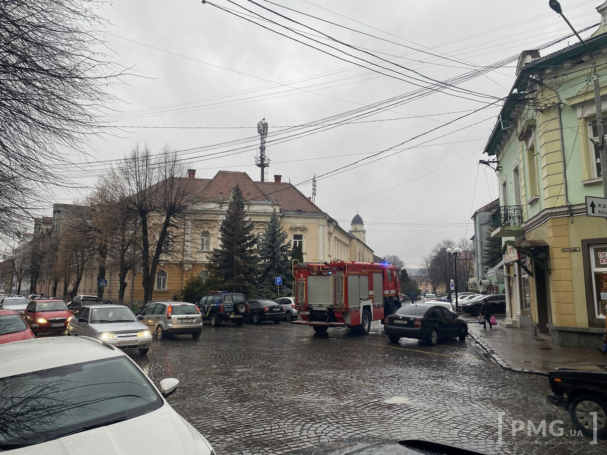 Рятувальники, правоохоронці і вибухотехніки: що відбувалося зранку у центрі Мукачева