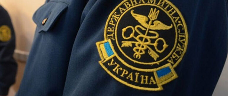 Закарпатського митника підозрюють у службовій недбалості