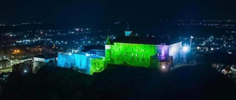 Підтримка українців, які мають рідкісні захворювання: на Закарпатті підсвітили Мукачівський замок