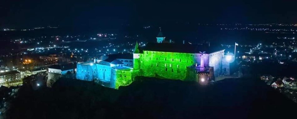 Підтримка українців, які мають рідкісні захворювання: на Закарпатті підсвітили Мукачівський замок