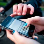 Вихопив з рук айфон і втік: в Мукачеві затримали грабіжника