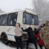 Витягли транспорт із снігової пастки та поїхали далі: на Закарпатті пасажири автобусу проявили відвагу