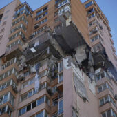 «Миротворча» ракета РФ влучила сьогодні зранку в житловий будинок у Києві