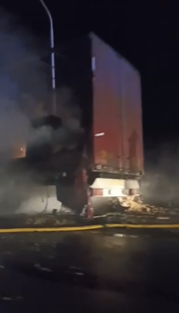 У Свалявському районі посеред дороги горить фура