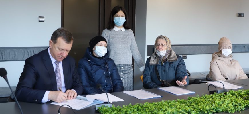 В Ужгороді дві родини переселенців отримали житло