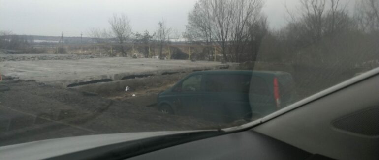 На Ужгородщині автівка злетіла з ремонтованої траси: вагітна жінка втратила дитину