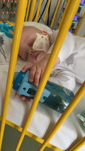 Маленький мукачівець бореться з важкою недугою: батьки благають про допомогу