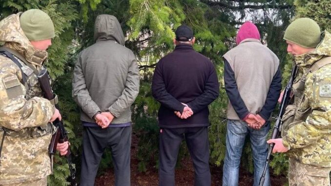 На Закарпатті затримали троє чоловіків, які намагались втекти до ЄС