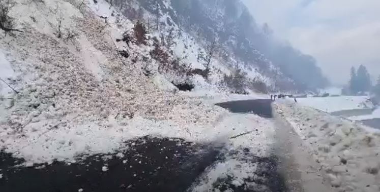 На Рахівщині зійшли дві снігові лавини: трасою перекрито рух