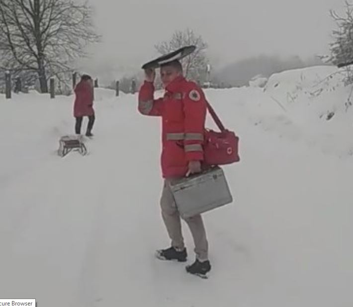 Через засніжені дороги на Іршавщині лікарі швидкої добиралися до хворих пішки