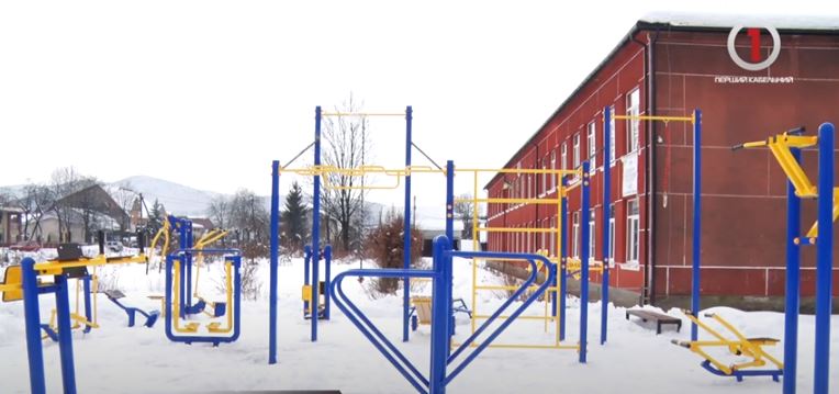 Воркаут для місцевих: у селі Калини облаштували сучасний тренажерний майданчик (ВІДЕО)