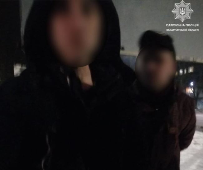 Вночі в Ужгороді поліція виявила наркотики у чоловіка