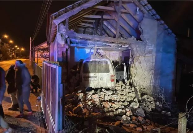 На Закарпатті автомобіль в’їхав у будинок, де спали двоє малолітніх дітей