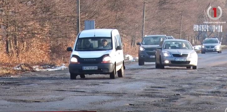 Роками чують тільки обіцянки: через розбите покриття у Ільниці перекрили автошлях (ВІДЕО)