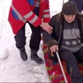 На Закарпатті медики на санях транспортувати хворого до карети швидкої