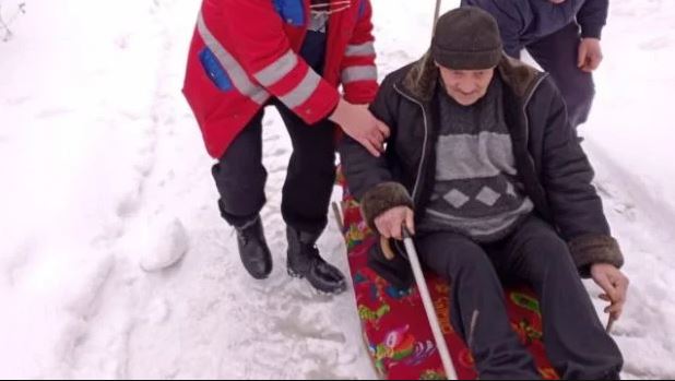 На Закарпатті медики на санях транспортувати хворого до карети швидкої