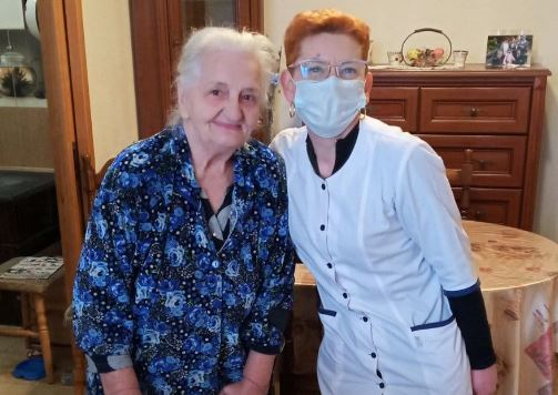 89-річна закарпатка вакцинувалася бустерною дозою