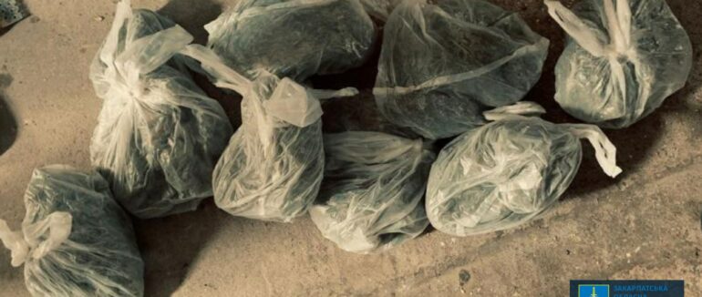 У Мукачеві повідомили про підозру 5 особам, що налагодили мережу збуту канабісу й метамфетаміну