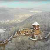 Дивовижні кадри: засніжений Невицький замок з висоти