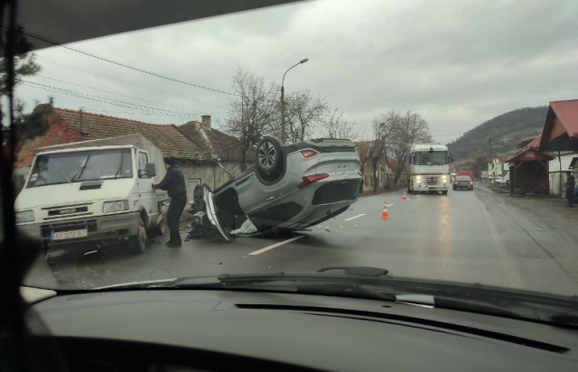 Аварія на Берегівщині: внаслідок зіткнення з IVECO легковик опинився на даху