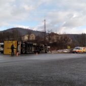 В Мукачеві на трасі трапилася автопригода: фура перекинулася на бік