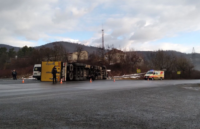 В Мукачеві на трасі трапилася автопригода: фура перекинулася на бік