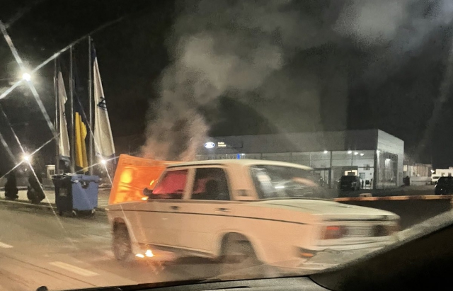 В Мукачеві автівка спалахнула прямо під час руху