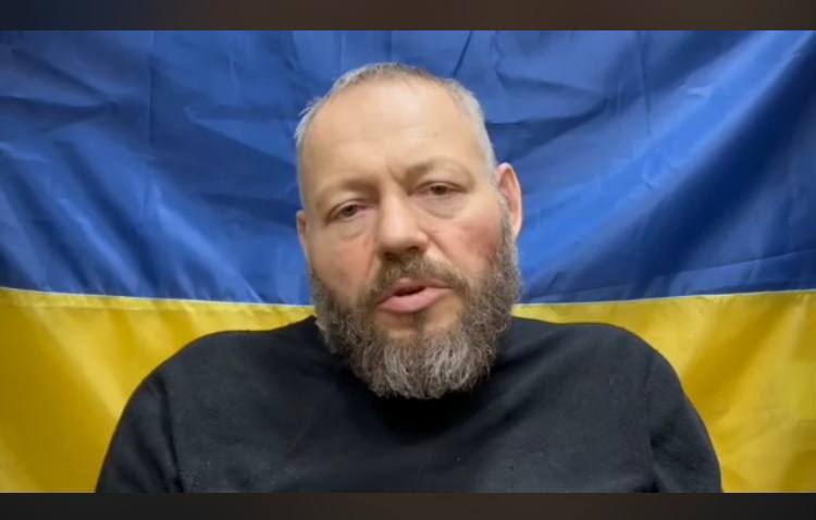 Російський окупант зі зброєю прийшов на нашу сторну (ВІДЕО)