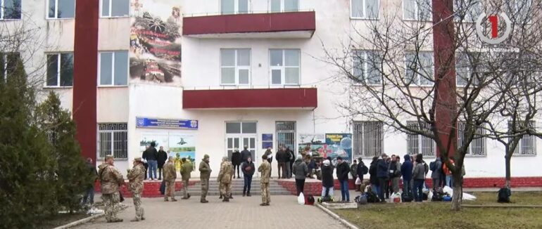 Черги біля військомату: ужгородці масово приєднуються до лав Збройних Сил України (ВІДЕО)