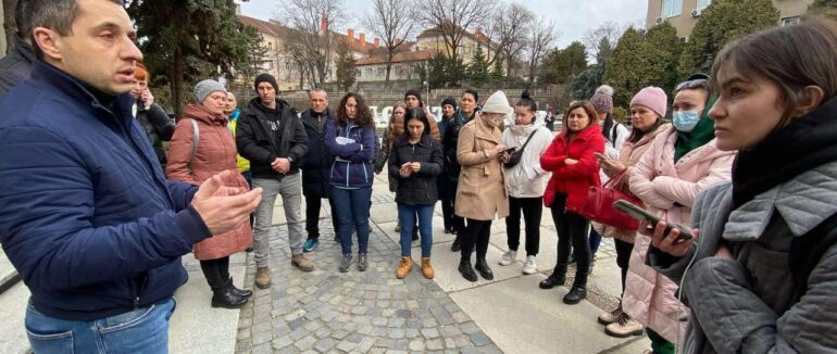 Волонтери Ужгорода і заступник міського голови Василь Гомонай зустрілися для координації спільних дій