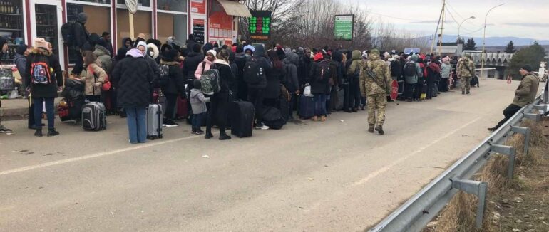 Закарпатські волонтери допомагають переселенцям на кордонах