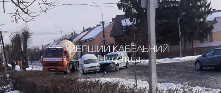 В Мукачеві на перехресті трапилася ДТП: ускладнено рух
