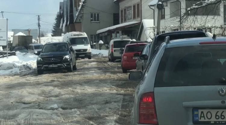  Через тривалі снігопади проїзд населеними пунктами на Тячівщині вкрай складний 