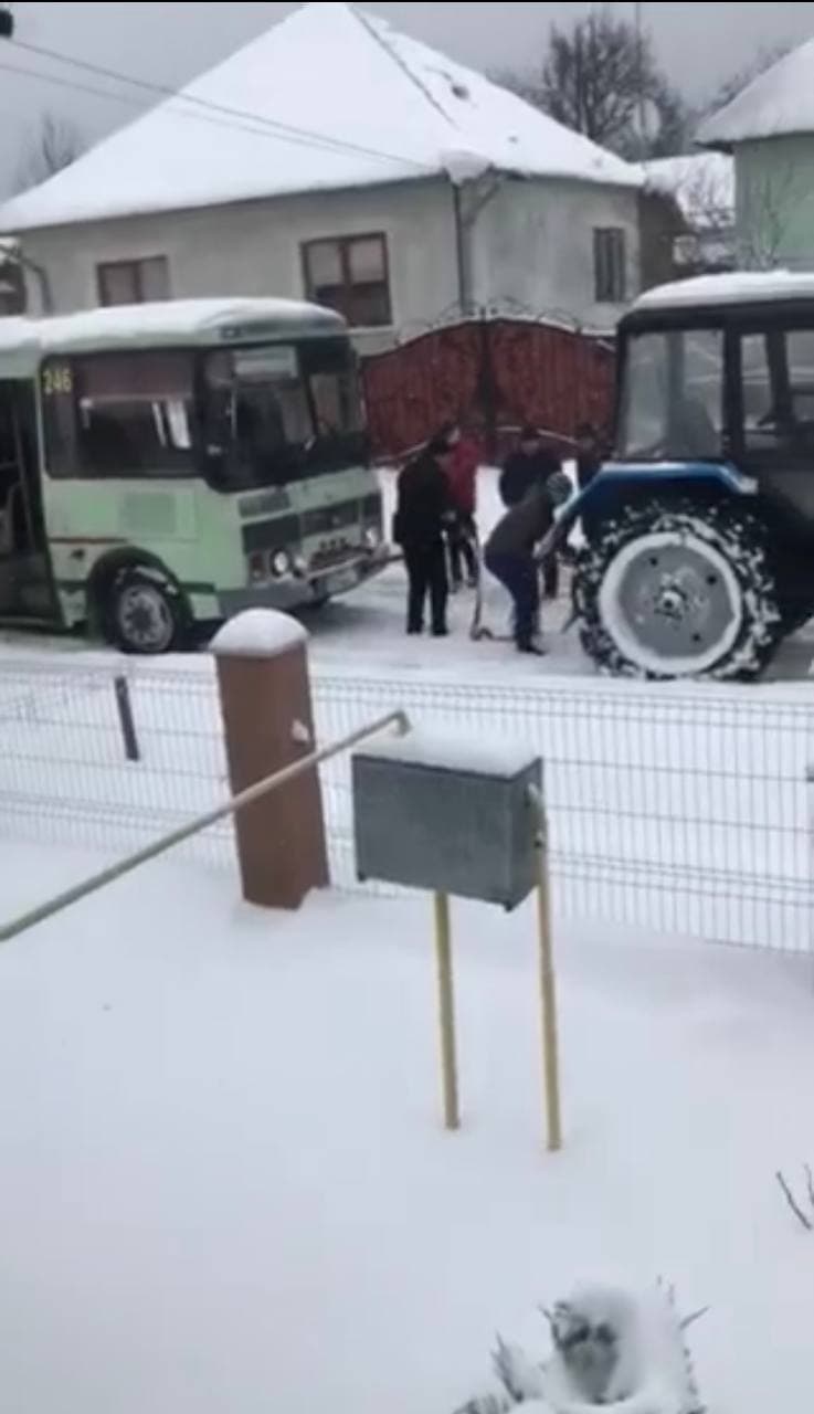 В Мукачівському районі пасажири змушені штовхати рейсовий автобус, який забуксував