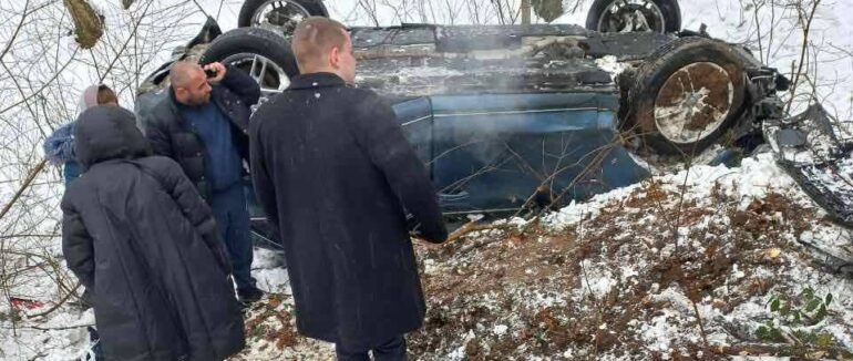 У Мукачівському районі трапилася автопригода: автомобіль опинився у кюветі на даху