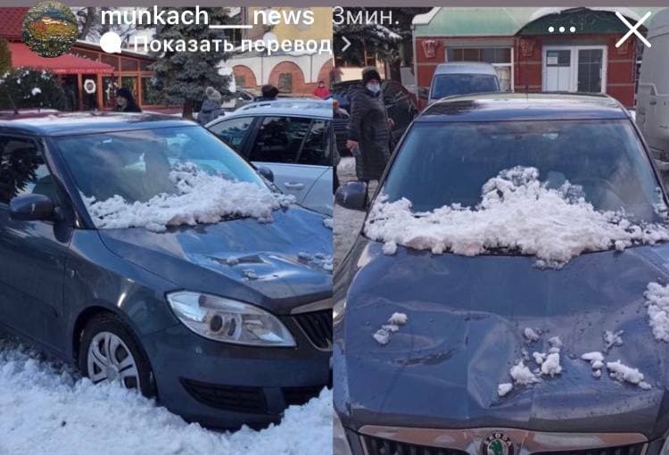 В Мукачеві на припаркований автомобіль впала брила снігу