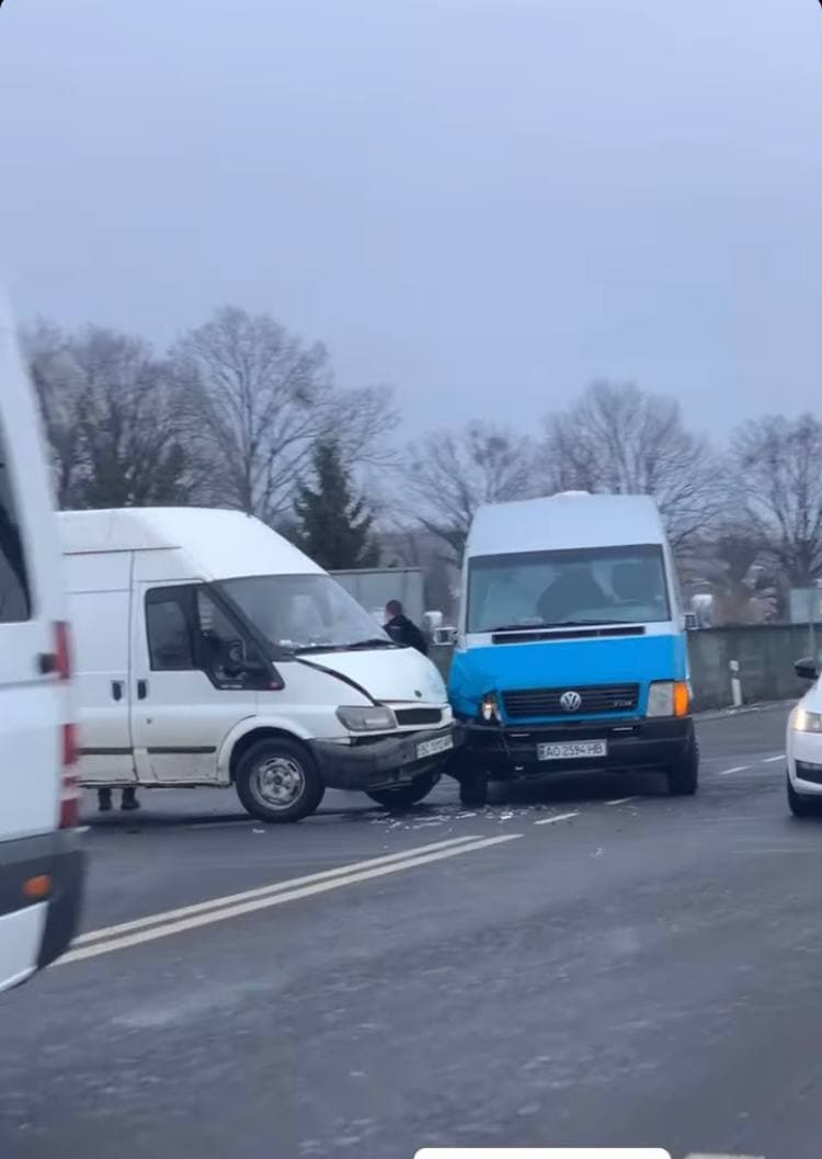 У Мукачеві трапилася автопригода: дорогу не поділили два мікроавтобуси