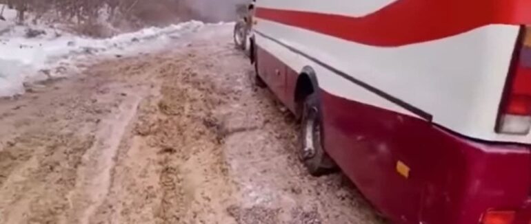 По колеса у багні: жителі с. Ділок шоковані своїми дорогами