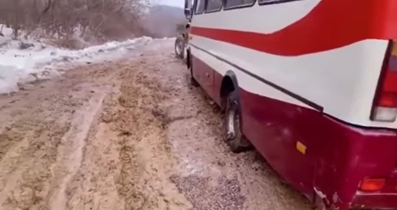 По колеса у багні: жителі с. Ділок шоковані своїми дорогами