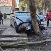 У Берегові трапилася ДТП: автомобіль BMW зіштовхнувся з деревом