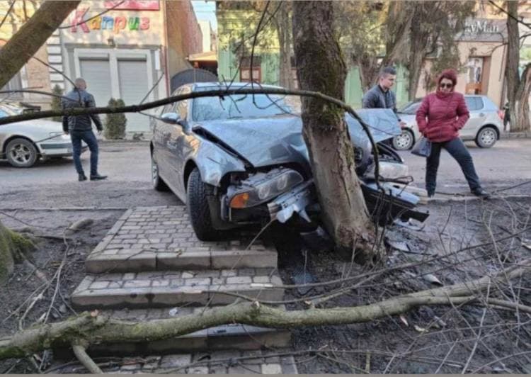 У Берегові трапилася ДТП: автомобіль BMW зіштовхнувся з деревом